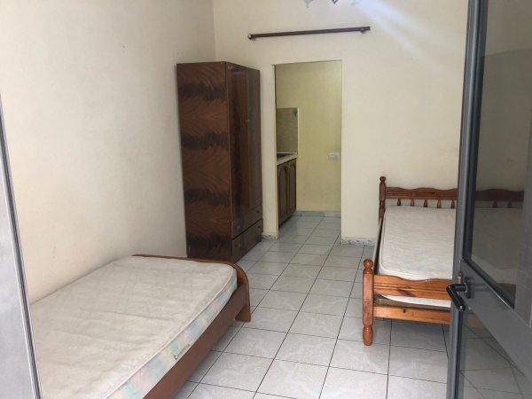 Tirane, jepet me qera garsonier 35 m² 25.000 Leke  tek Medreseja