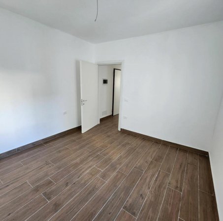 Jap apartament 1+1 me qira, 55m2, i ri i pabanuar, vetem me bufe, 320 Euro Ne Selite te Marin Barleti
