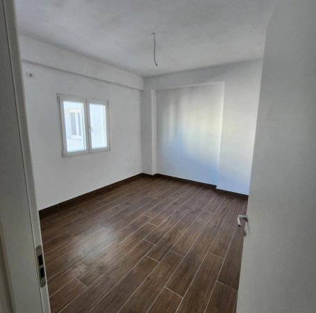 Jap apartament 1+1 me qira, 55m2, i ri i pabanuar, vetem me bufe, 320 Euro Ne Selite te Marin Barleti