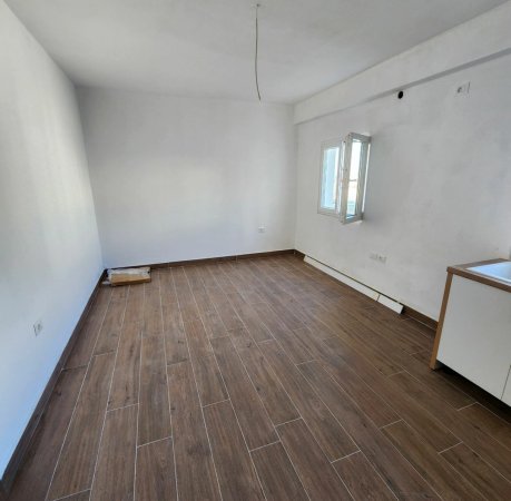 Jepet me qera Apartamenti 1+1 350 euro Bosh, Selite rruga Hasan Vogli.