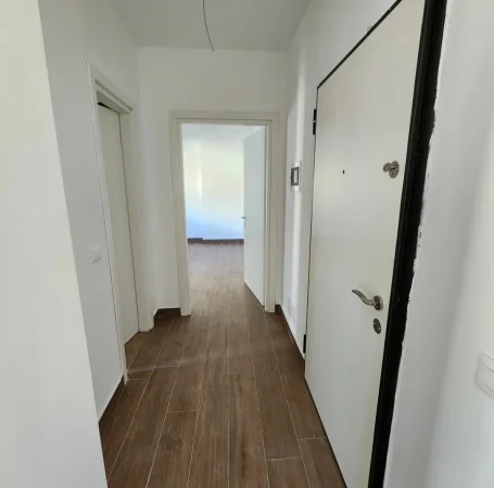 Jepet me qera Apartamenti 1+1 350 euro Bosh, Selite rruga Hasan Vogli.