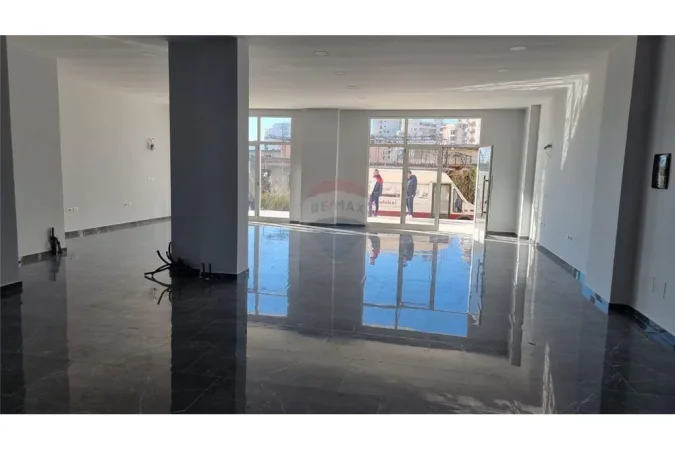 Dyqan - Me Qira - Vlorë, Shqipëri