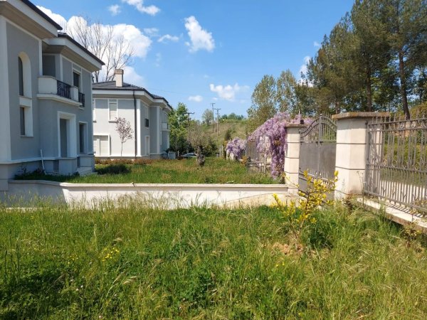 Shitet, Vilë, Vishnje, Tiranë - 750000€ | 2000 m²