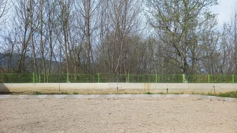 Magazine dhe trual me qera prane Aeroportit 2000 euro 1650m2