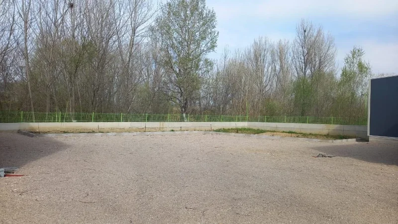 Magazine dhe trual me qera prane Aeroportit 2000 euro 1650m2