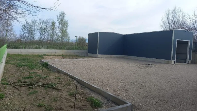 Magazine dhe trual me qera prane Aeroportit 2000 euro 1650m2