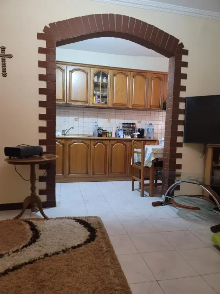 Apartament 1+1 me qera Rruga e Kavajes 40.000 ALL