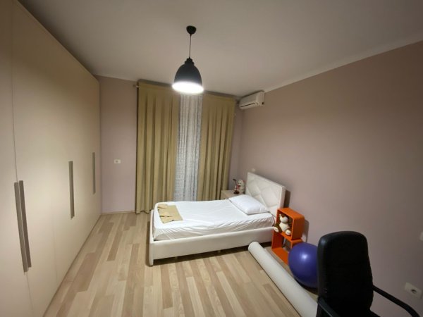 Qera , Apartament 2+1+2 +Post Parkimi , Rruuga e Kavajes ,Tirane