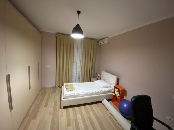 Apartament 2+1+2+Post Parkmi per Qera, Rruga e Kavajes, Tirane.