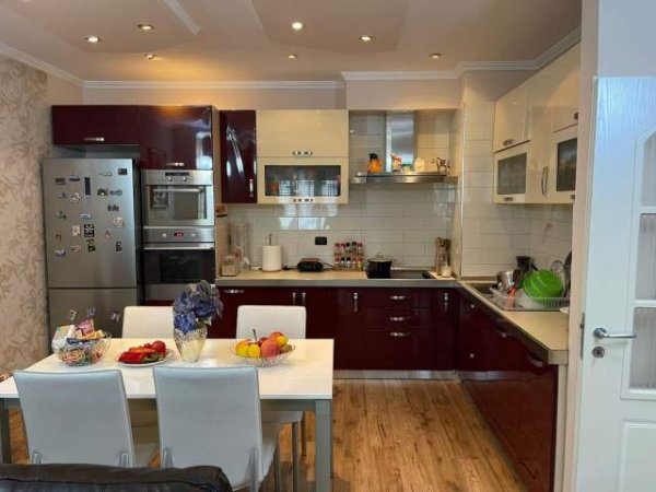 Tirane, jepet me qera apartament 3+1 Kati 3, 120 m² 500 Euro (Muhamed Gjollesha)