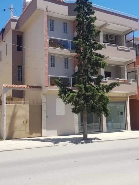 Durres, jepet me qera ambjent biznesi Kati 0, 400 m² 1.200 Euro (Rruga Aleksander Goga)
