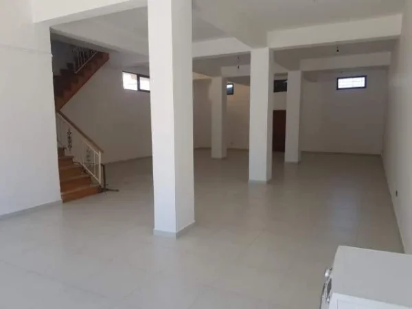 Durres, jepet me qera ambjent biznesi Kati 0, 400 m² 1.200 Euro (Rruga Aleksander Goga)