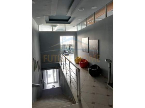 Durres, jepet me qera ambjent biznesi Kati 2, 404 m² 1.000 Euro (Tek Kazazi)