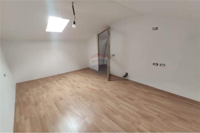 Tirane, jepet me qera apartament duplex Dublex 500 Euro (Rruga Komuna e Parisit - Tirana e Re - Stadiumi Di)