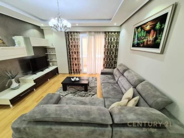 Tirane, jepet me qera apartament 650 Euro (kopshti botanik)