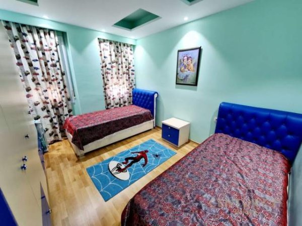 Tirane, jepet me qera apartament 650 Euro (kopshti botanik)