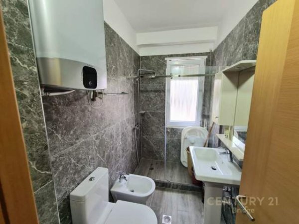 Tirane, jepet me qera apartament 650 Euro (kopshti botanik)