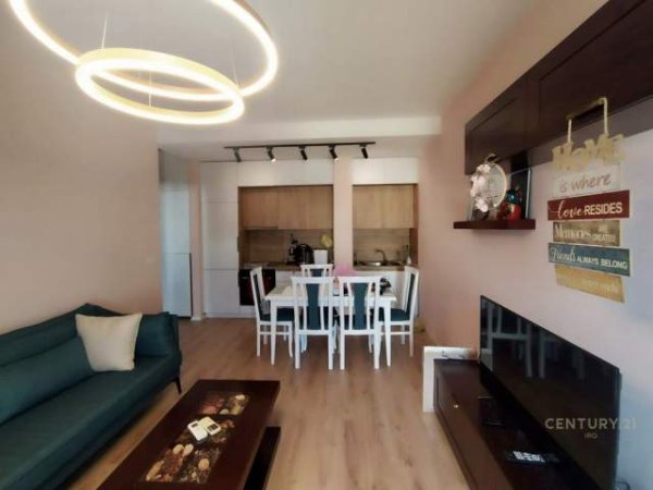 Tirane, jepet me qera apartament 2+1 90 m² 650 Euro (QENDER)