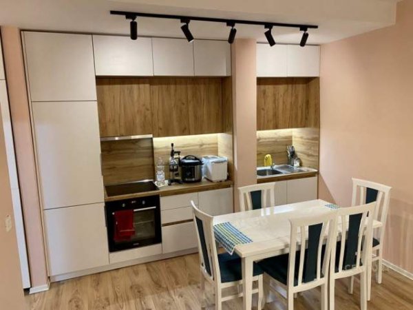Tirane, jepet me qera apartament 2+1 90 m² 650 Euro (QENDER)