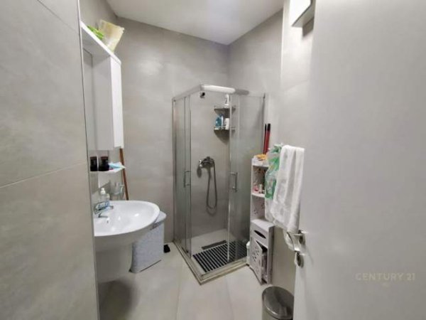 Tirane, jepet me qera apartament 2+1 90 m² 650 Euro (QENDER)