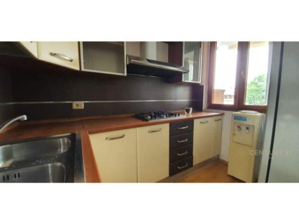 Tirane, jepet me qera apartament 3+1 Kati 3, 210 m² 2.000 Euro (blloku)