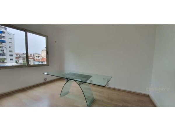 Tirane, jepet me qera apartament 3+1 Kati 3, 210 m² 2.000 Euro (blloku)