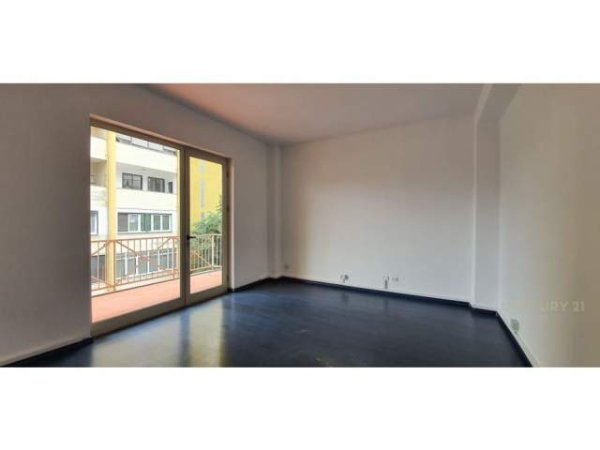 Tirane, jepet me qera apartament 3+1 Kati 3, 210 m² 2.000 Euro (blloku)