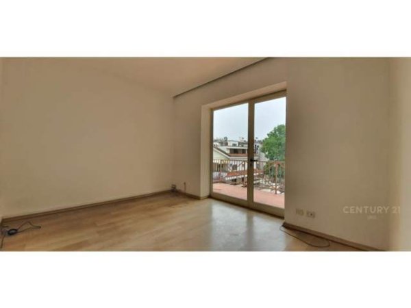 Tirane, jepet me qera apartament 3+1 Kati 3, 210 m² 2.000 Euro (blloku)
