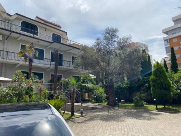 Tirane, Vile 3 Katshe Kati 0, 800 m² 2.500 Euro (fresku)
