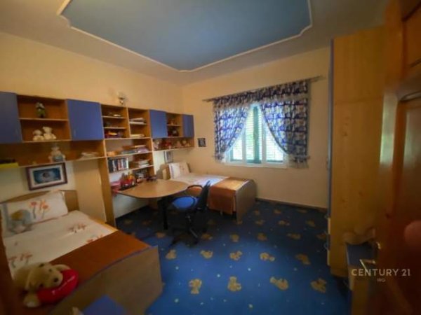 Tirane, Vile 3 Katshe Kati 0, 800 m² 2.500 Euro (fresku)