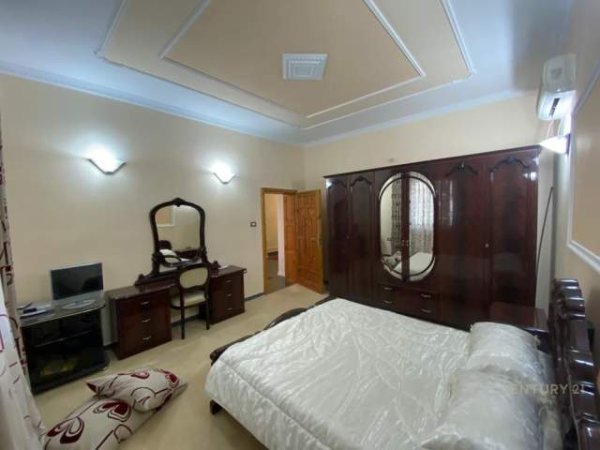 Tirane, Vile 3 Katshe Kati 0, 800 m² 2.500 Euro (fresku)
