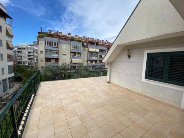 Tirane, Vile 3 Katshe Kati 0, 800 m² 2.500 Euro (fresku)