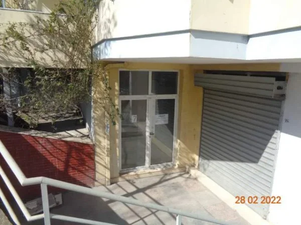 Tirane, Shitet Bodrum 225 m² dhe 2 Njesi 127.6 m² & 31.3 m², Cmimi Referues 42.000.000 Leke (Prane Kopshtit Botanik)