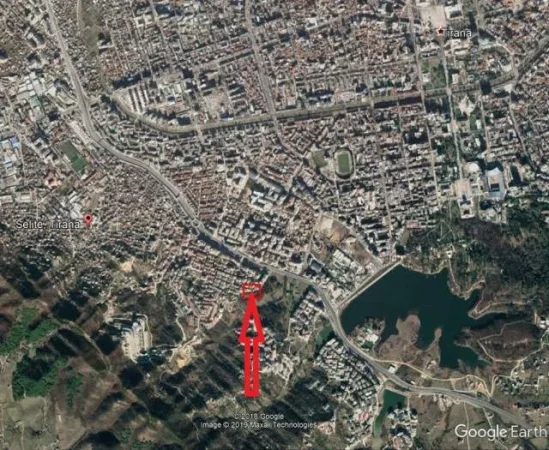 Tirane, Shitet Bodrum 225 m² dhe 2 Njesi 127.6 m² & 31.3 m², Cmimi Referues 42.000.000 Leke (Prane Kopshtit Botanik)