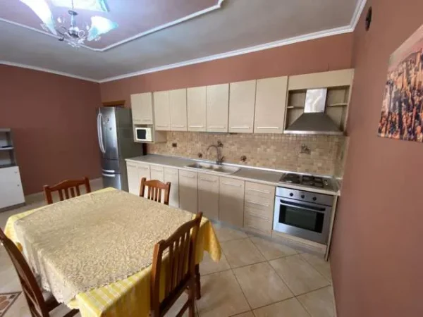 Korce, jepet me qera shtepi 2+1+BLK Kati 1, 200 m² 3.500 Leke (Dhimiter Zografi)