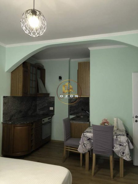 Tirane, jepet me qera garsonier Kati 5, 35 m² 300 Euro (Rruga e Durresit)