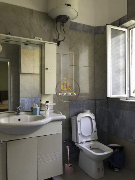 Tirane, jepet me qera garsonier Kati 5, 35 m² 300 Euro (Rruga e Durresit)