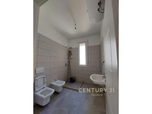 Tirane, jepet me qera apartament 2+1 Kati 2, 105 m² 400 Euro (Rruga e Dafinave Fusha e Aviacionit)