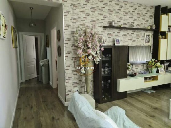 Tirane, jap me qera apartament Kati 5, 100 m² 700 Euro (Komuna e Parisit)