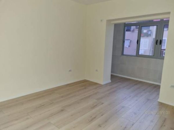 Tirane, jepet me qera apartament 2+1 Kati 3, 81 m² 650 Euro (blloku)
