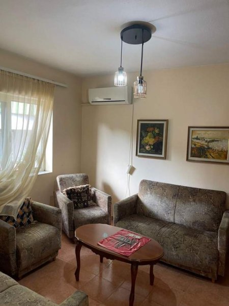 Tirane, jepet me qera apartament 2+1 350 Euro