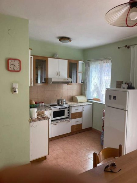 Tirane, jepet me qera apartament 2+1 350 Euro