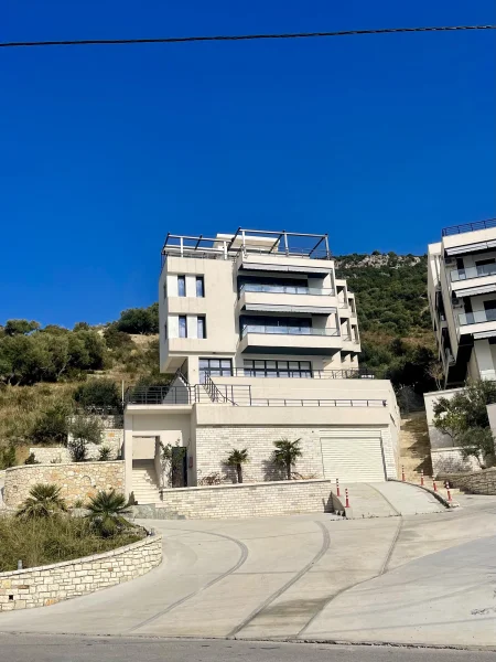 Radhim, Ambjent Restoranti me Qira