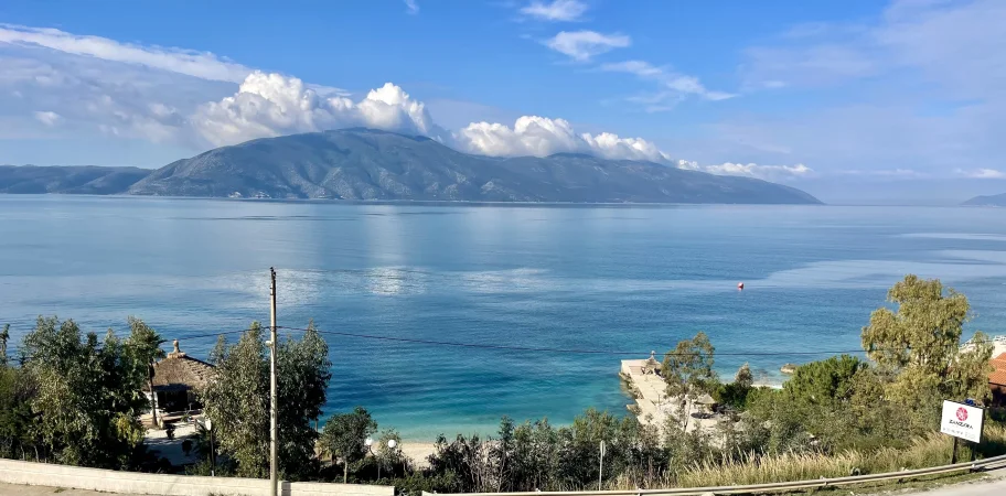 Radhim, Ambjent Restoranti me Qira