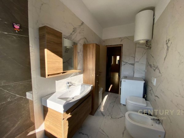 Apartament 3+1+2 per shitje pranë Liqeni i Thate !!  Neom88092