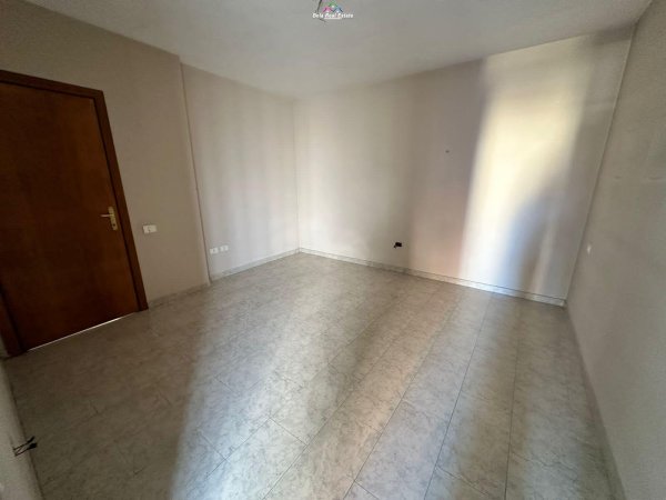 Shitet Apartament 2+1+2 Ne Qender Te Tiranes (ID B120426) Tirane