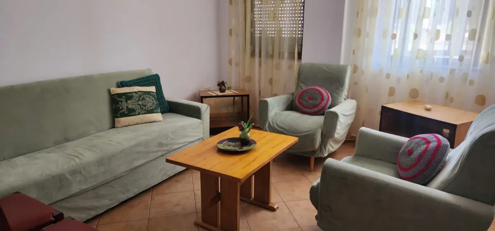 Jepet me qera Apartamenti 1+1 400 mije leke , Don Bosko peane shkolles Qazim Turdiu.