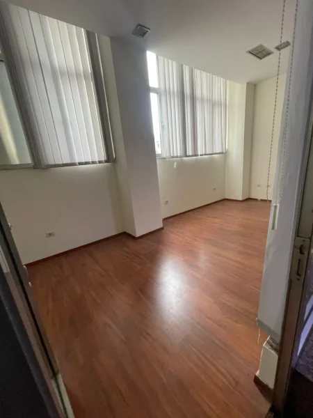 Ambient Komercial Per Shitje, Prane Ish Stacionit Te Trenit