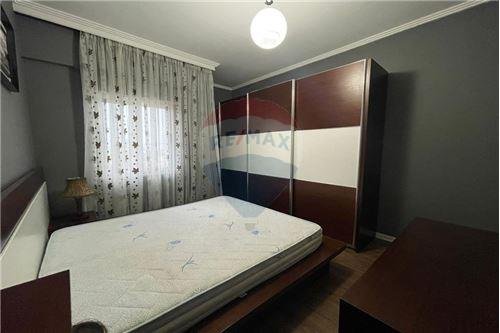 JEPET APARTAMENT ME QIRA 2+1 te Liqeni i Thate Rr.peti