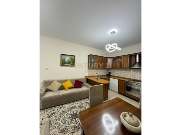 Jepet me qera apartament 1+1 ne zonen e Bllokut, te Kafe Roma.